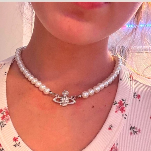 Elegant Pearl Necklace with Silver Saturn - Picture 2 of 3